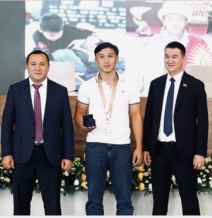 СТУДЕНТ МЕЖДУНАРОДНОГО УНИВЕРСИТЕТА ИМЕНИ К.Ш. ТОКТОМАМАТОВА БЕКБОЛ ЖОЛБОРСОВ ЗАНЯЛ III МЕСТО НА ЧЕМПИОНАТЕ ЦЕНТРАЛЬНОЙ АЗИИ ПО ДЖИУ-ДЖИТСУ И ГРЭППЛИНГУ